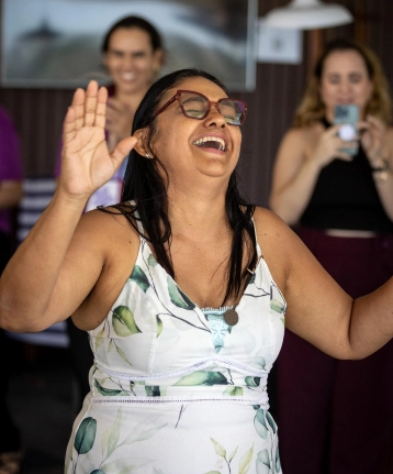Mulher feliz em evento